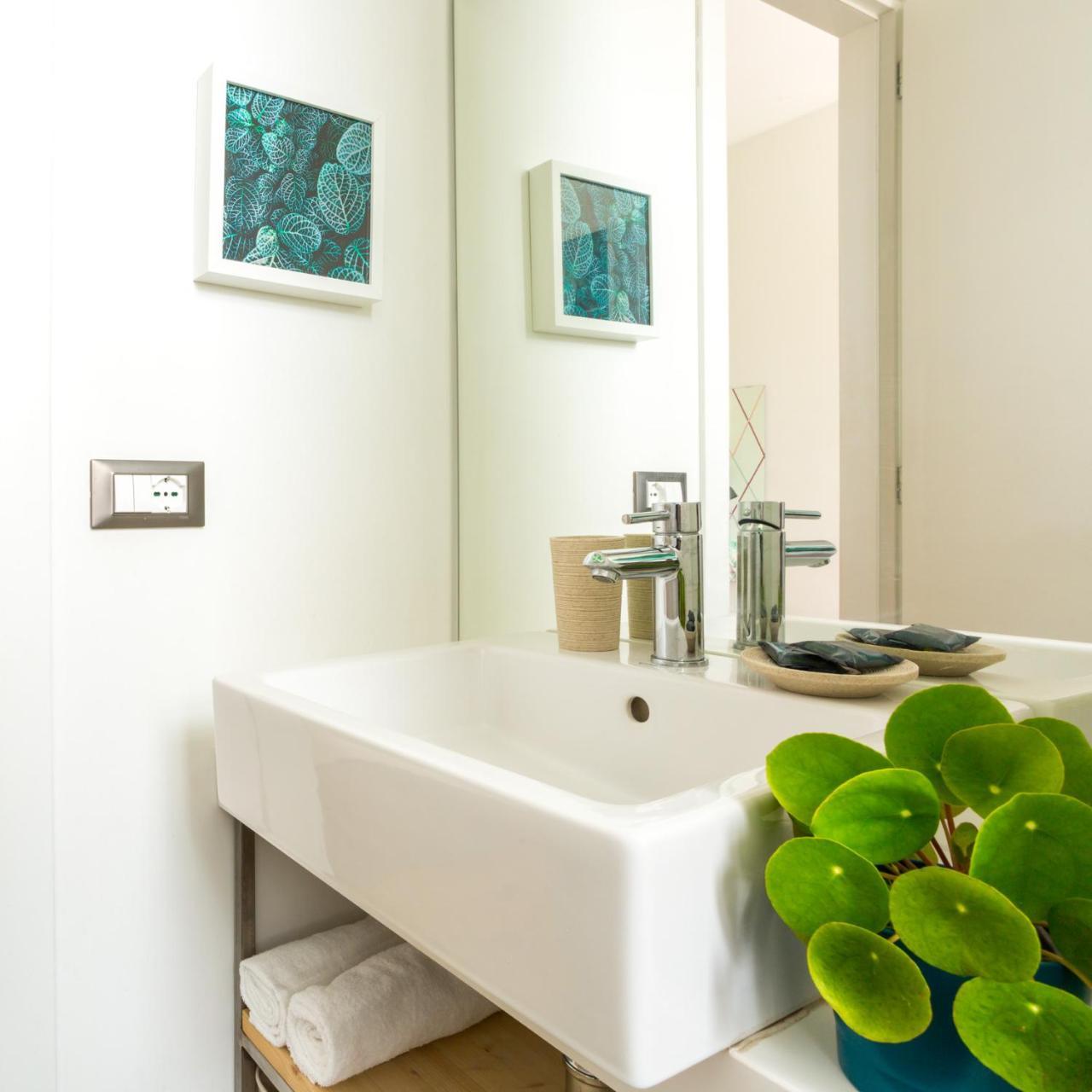 Duomo Views, Light, Jungle-Inspired Studio With Terrace Milán Exterior foto